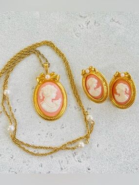 Vintage Avon Romantic Portraits Cameo Set Necklace Earrings Gold Pink Regency